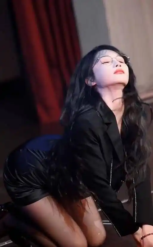 许杨玉琢时尚美腿勾魂万千,时尚爆棚吸引所有目光!_穿着_黑色_双腿