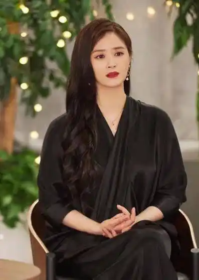 38岁蒋欣又瘦成小v脸!