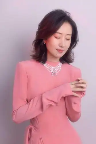 刘敏涛不用仔细打扮都带着高级感,一袭橡皮粉连衣裙,相当有韵味