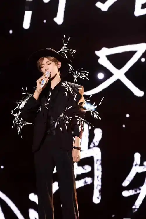 tfboys十周年演唱会上的易烊千玺,每一帧都好好看!十周年快乐!