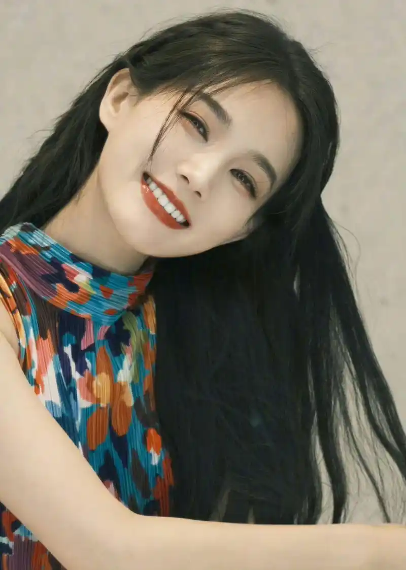 李一桐,笑容真的很好看#李一桐# #明星生图大赏# #娱乐圈八卦站