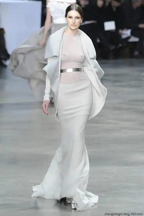 【转载】82岁最老模特震撼高定时装秀