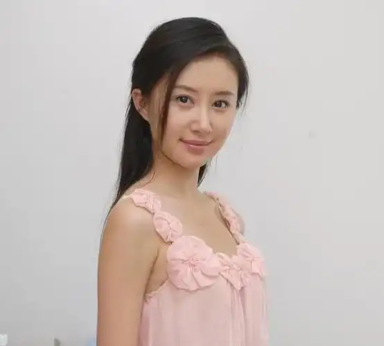 35岁舒畅包豪华游艇出海穿吊带大秀身材5年没拍戏传恋上富豪