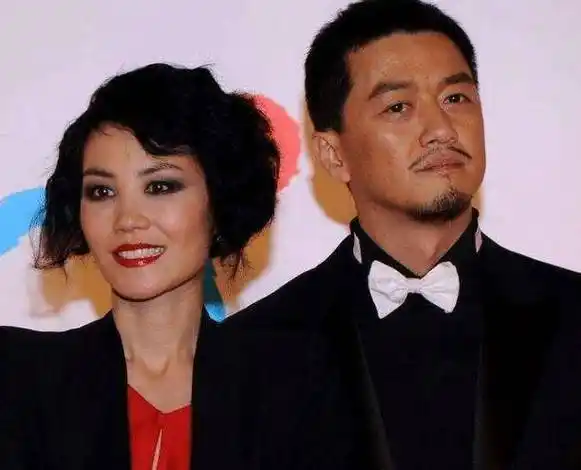 原创李亚鹏女友近照曝光穿红色吊带裙大秀好身材气质不输前妻王菲