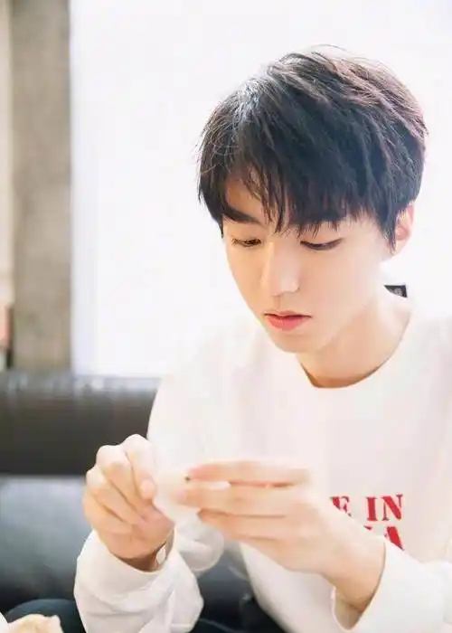 原创原创19岁的王俊凯用一头帅气的发型不管正装还是私服都能很好的