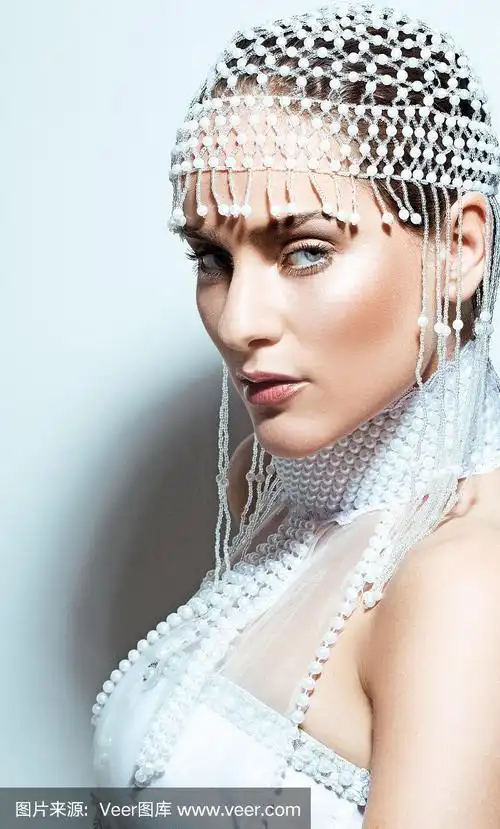 年轻的黑发女模特戴着珍珠首饰