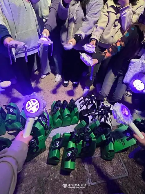 张艺兴游园自拍##qeelin全球品牌代言人张艺兴