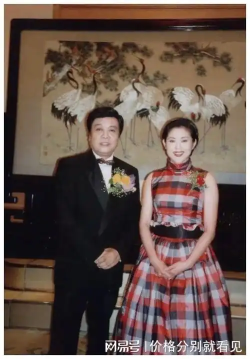 "平民导演"杨亚洲:把二婚的倪萍宠成宝,为患病继子奔波劳碌