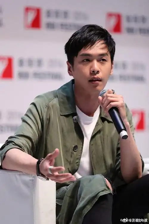 多年前,参加某活动的张若昀,离开了美颜和滤镜的加持,这颜值好像,确实