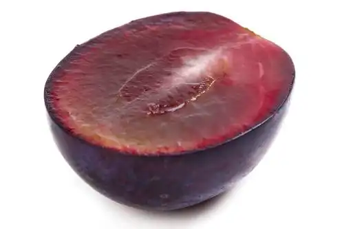 白底上放着切开的夏黑葡萄