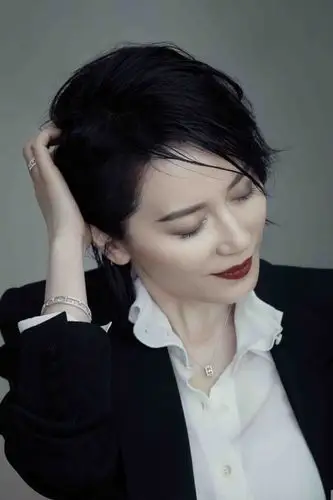 不老女神俞飞鸿风情透骨短发气场全开攻气十足