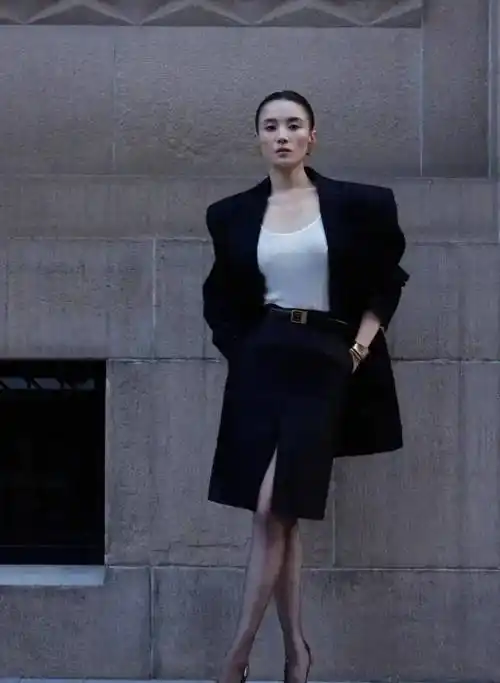 宋佳一身职业装气场超a 眼神锐利金色耳饰太亮眼_时尚_魅力_目标