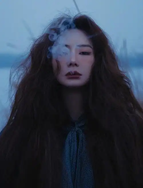 戚薇红色爆炸卷发