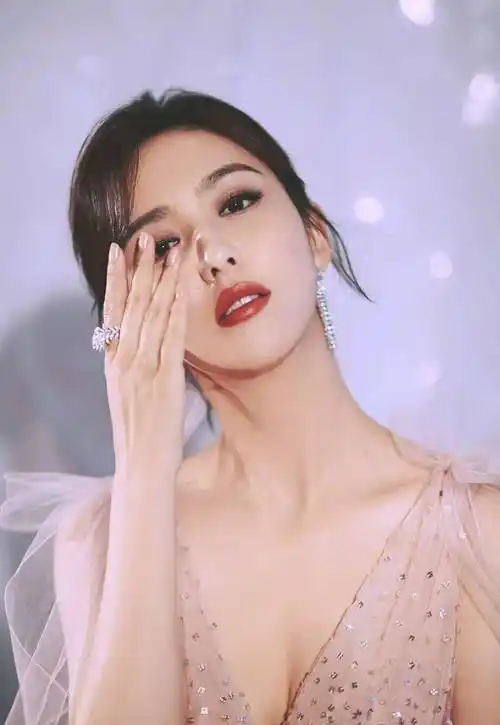 原创佟丽娅穿香槟色深v长裙蚂蚁腰瞩目既妩媚又清纯