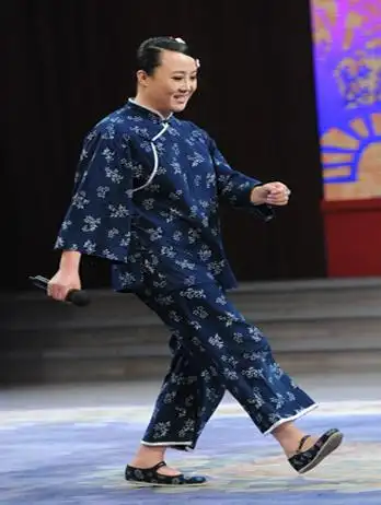 在首届"赵本山杯二人转大赛"中获银奖,在电视剧《刘老根ⅠⅡ》中扮演"