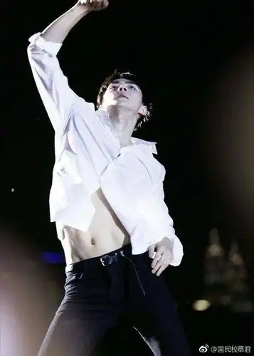 吴世勋的白衬衫诱惑,性感又禁欲,身材好到没话说