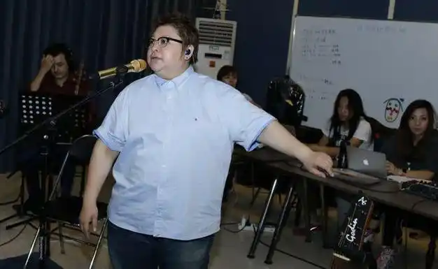 留言关心韩红的身体,希望她在工作之余好好照顾自己,也不要过度减肥