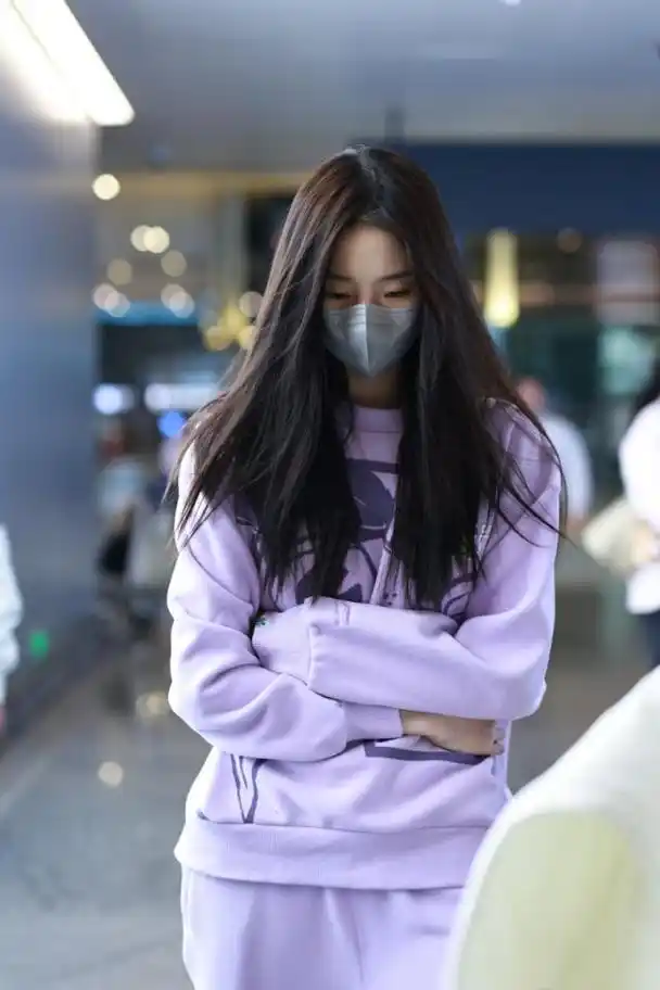 张艺凡紫色运动套装亮相上海虹桥机场,展现了其青春活力的一面,同时也