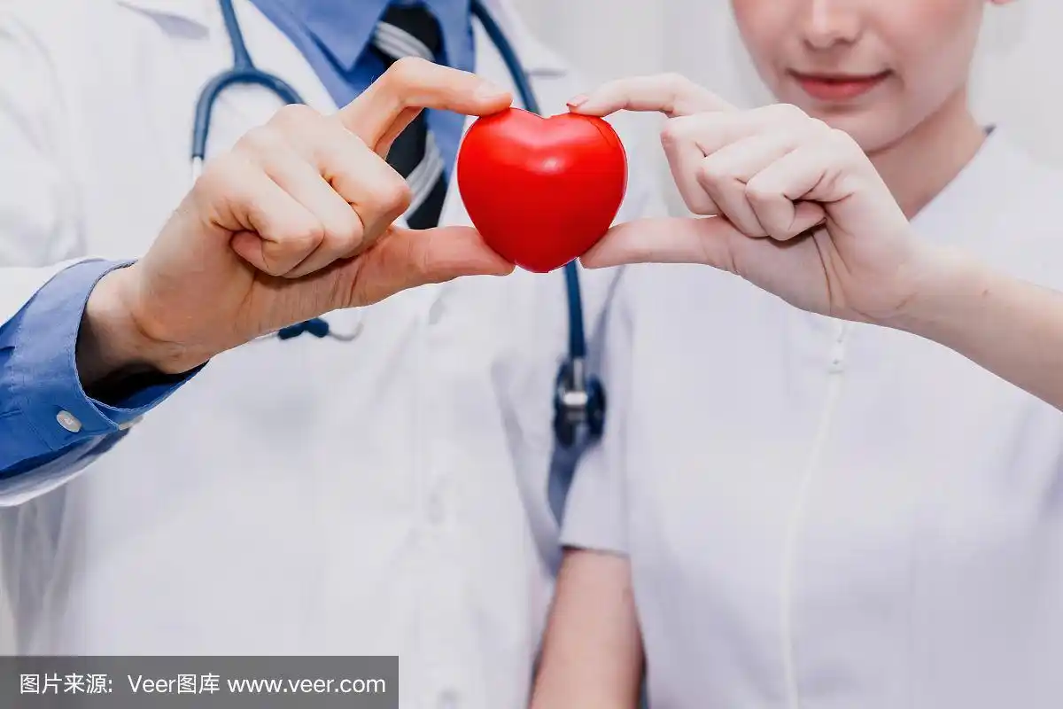 医生和护士红心手牵手.心脏病或疾病概念