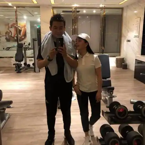 她孝顺父母,为他们盖了一栋三层楼的房子,提拔弟弟妹妹,妹妹王小妮也