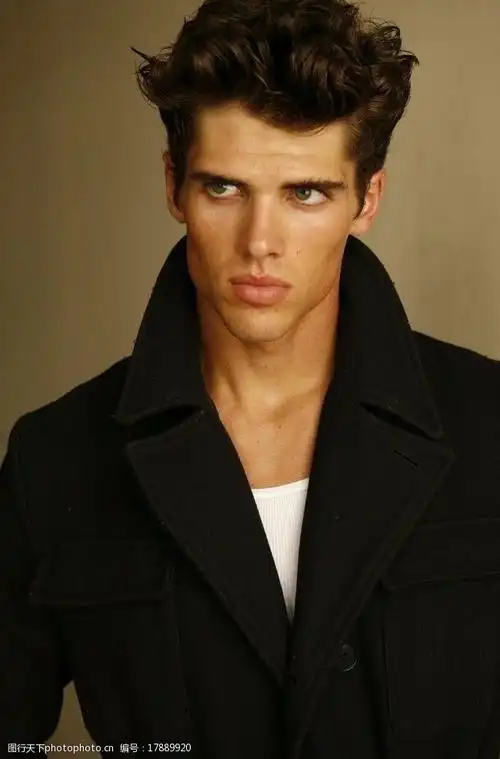 关键词:男模特 brian shimansky 男模 布莱恩 帅哥 靓仔 风衣 性感