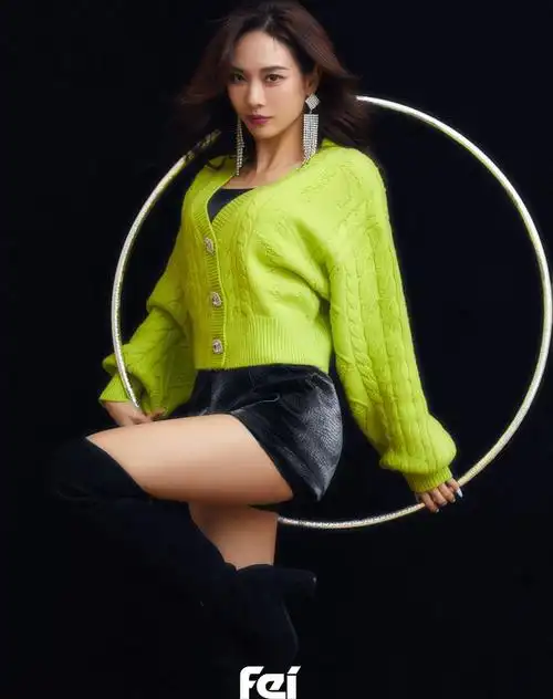 王霏霏新造型高调秀腿过膝靴搭短裤才见识也是腿精