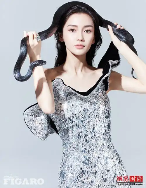 封面大片曝光,甜美公主这一次化身蛇蝎美人,大胆与蛇共舞,冷感霸气