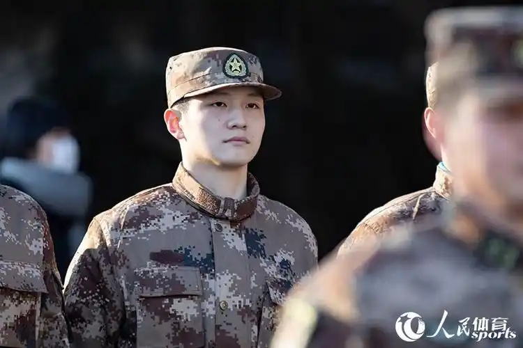 樊振东表情严肃(人民网 赵欣悦摄)