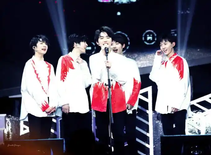 台风少年团超话#愚人节站姐团建#    愚人节快乐    @时代少年团