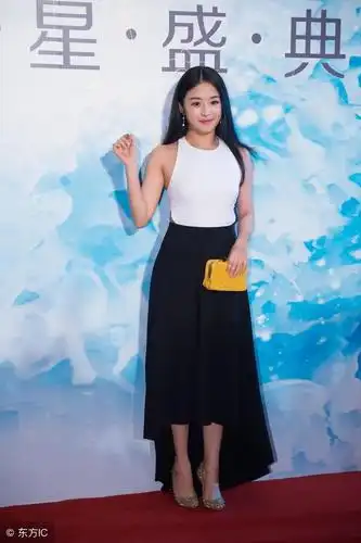 张含韵时尚穿搭清新脱俗宁静淡雅俏皮可爱大长腿抢镜