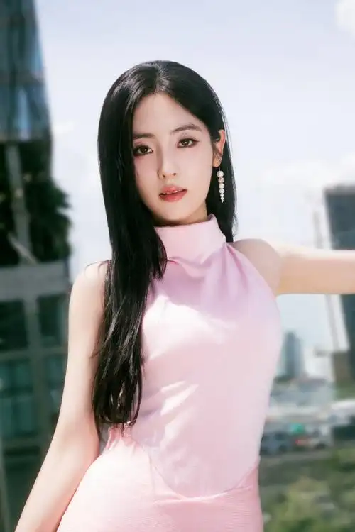 邢菲挂脖粉裙##邢菲桃粉长裙