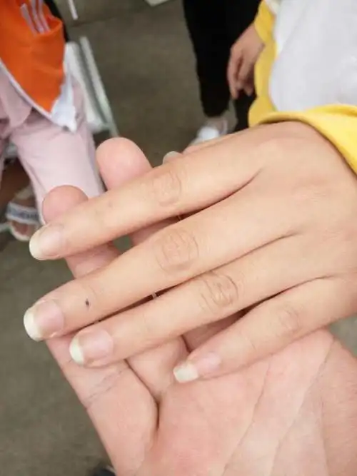 我们《同心社工服务中心》志愿者们和古市美业义剪志愿队为新兴小学