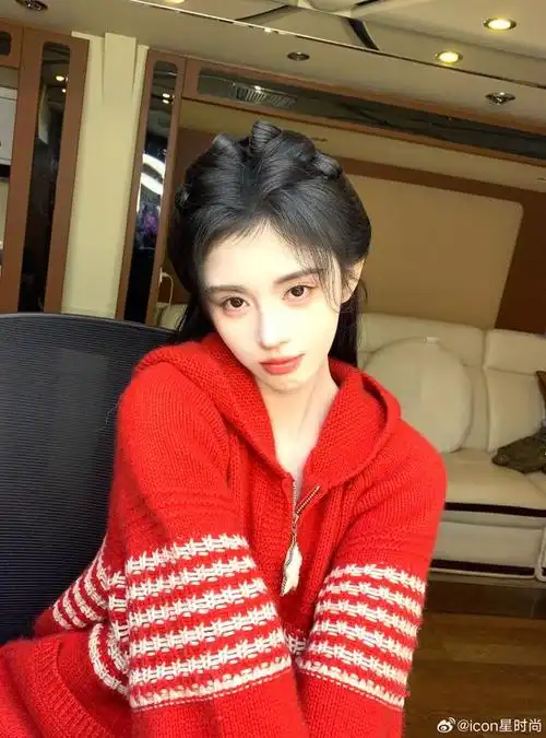 鞠婧祎身着红色毛衣,宛如一抹亮丽的风景线,吸引着众人的目光.