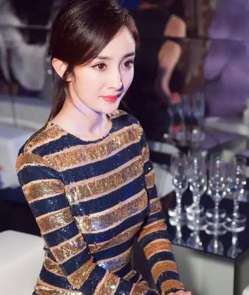 而如今,她不仅仅是一个演员,更是