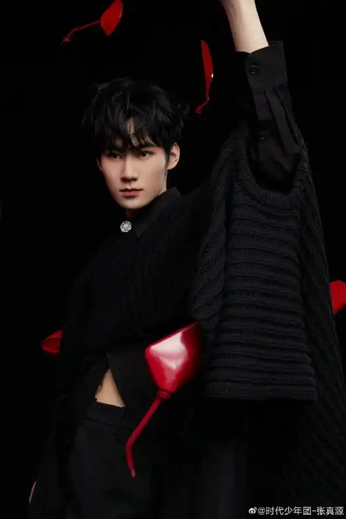 张真源全黑造型##张真源现实与梦的交界大片
