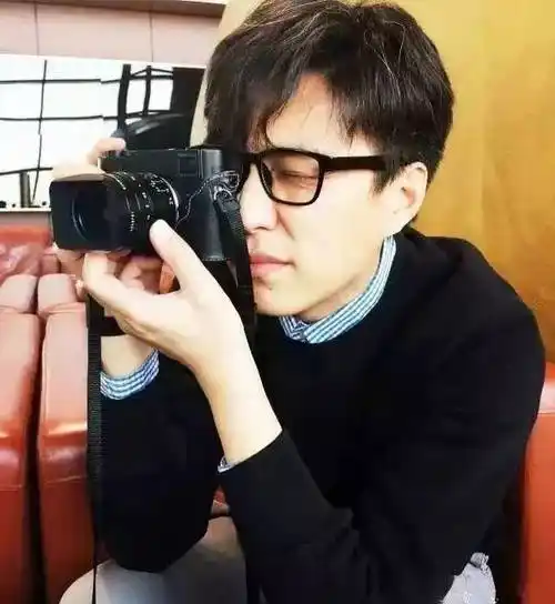 40岁才开始走红,经纪人说他太自恋,没想到人家是真自信_靳东_表演