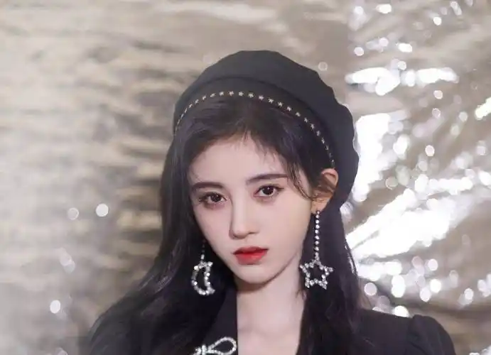 鞠婧祎发出妈妈照片,为保自己纯天然人设,却被扒出是ps的