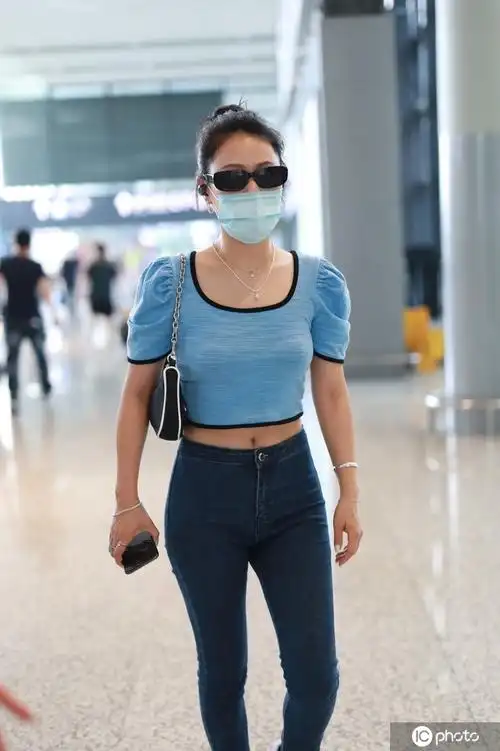 袁娅维一袭蓝色紧身bm小衫现身秀蛮腰