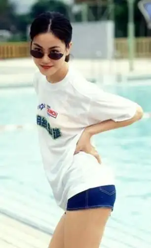 王菲的腿又白又直无愧天后称号