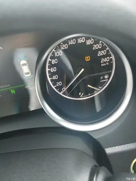 丰田凯美瑞仪表盘显示橘黄色括号里面是感叹号什么意思?