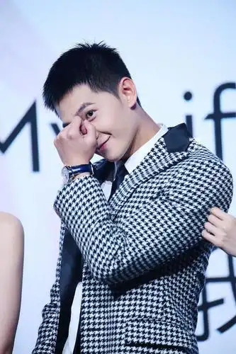 可甜可盐 又a又飒 硬朗帅气的寸头咩～@杨洋