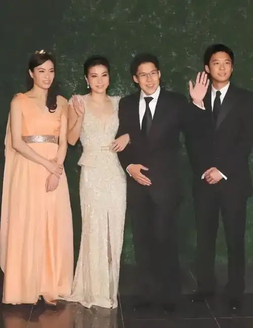 当年郭晶晶风光大嫁,吴敏霞当伴娘