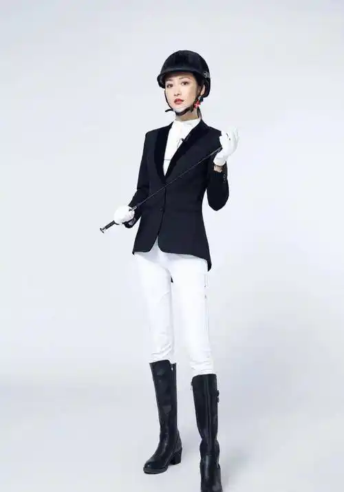 王鸥穿西装搭配长筒靴,海军帽,酷帅风十足,很具时尚感_显得_黑色_白色