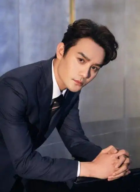 4月18日,王凯一组写真释出,照片中,王凯身穿蓝色西装,英伦风格又带着