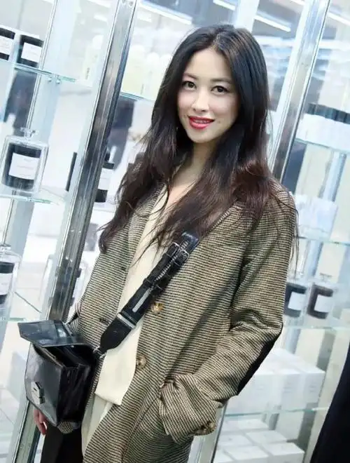 连续10年上榜全球百张最美面孔38岁的朱珠不只是好看这么简单