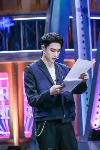 张艺兴连拿4个奖舞台炸裂综艺专辑双开花霸屏今夏