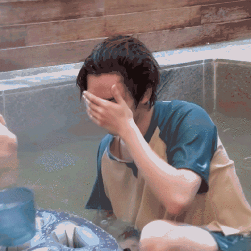 湿发简直就是贺峻霖的猎鲨时刻.  #贺峻霖被包子咬了