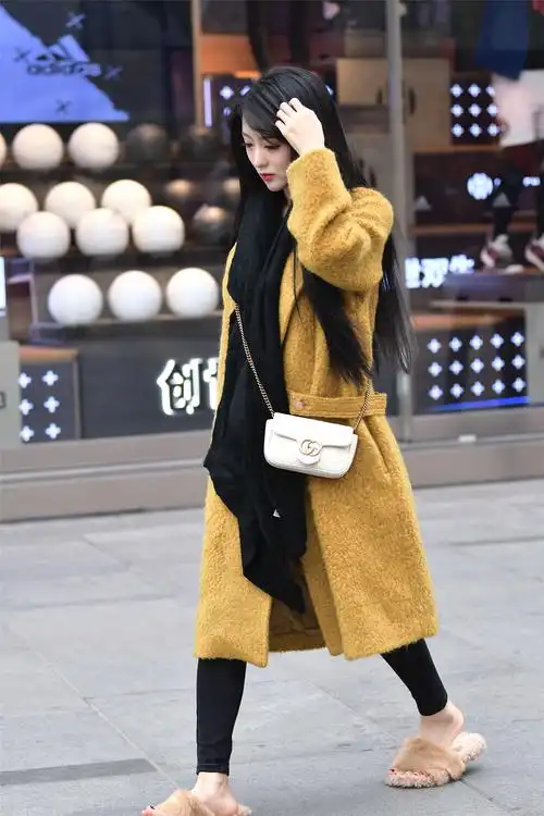 穿着风衣出门却光脚穿拖鞋是冷还是热