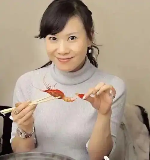 房海燕作为一名主持人,参加劣迹商人的生日聚会,并且发表一些不恰当的