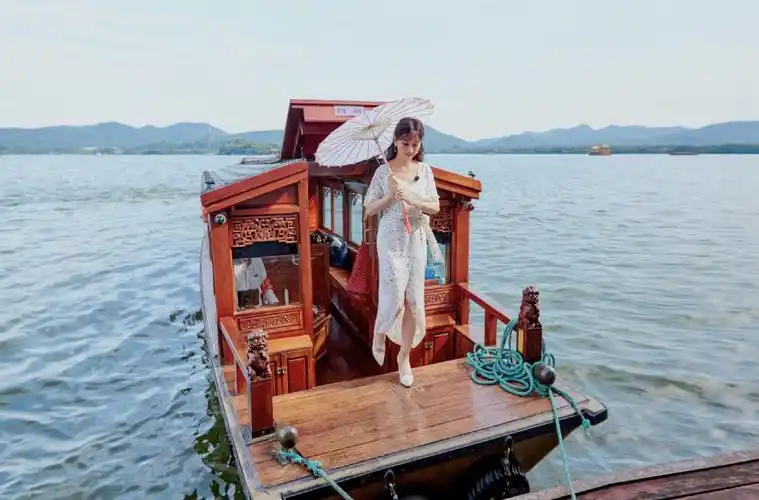 原创赵雅芝时隔29年西湖边撑伞漫步波点裙配卷发腰肢纤细哪像66岁